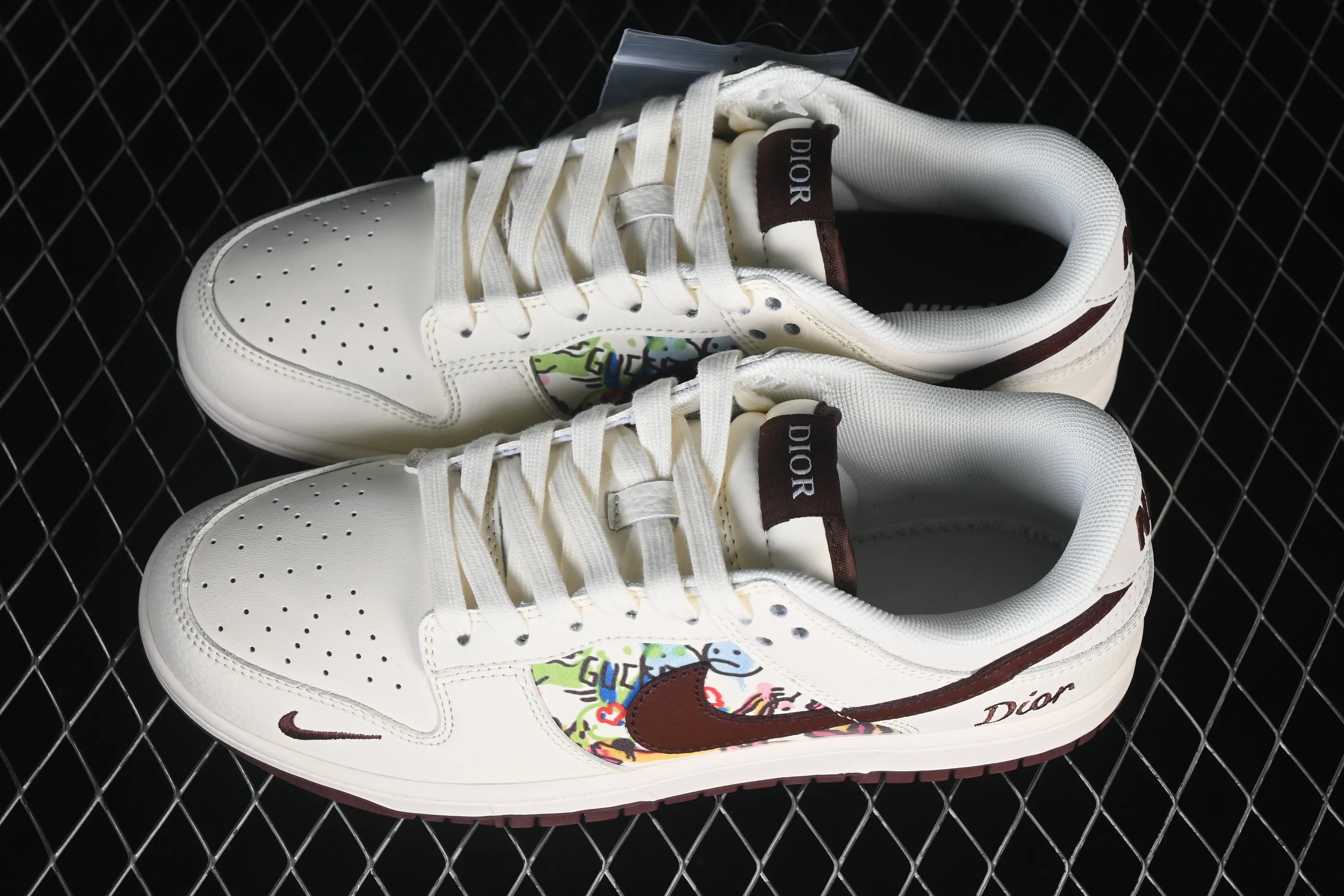 All categories Nk SB Dunk Series Nk SB Dunk Low High-end customized low-top sneakers Nike SB Dunk Low Dior co-branded graffiti rice wine red hook High-end customized low-top casual sneakers QW5836-033